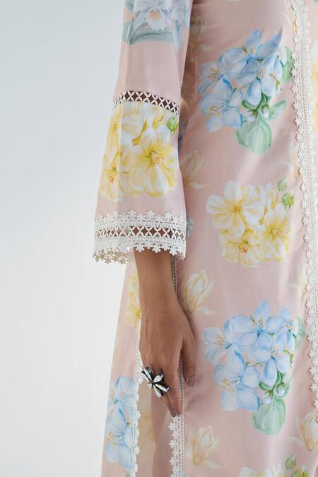 Shop Roze Peach Cotton, Kota Doria Lace V-neck Arfa Floral Print Kurta Pant Set Shop_Roze_Peach Cotton, Kota Doria Lace V-neck Arfa Floral Print Kurta Pant Set