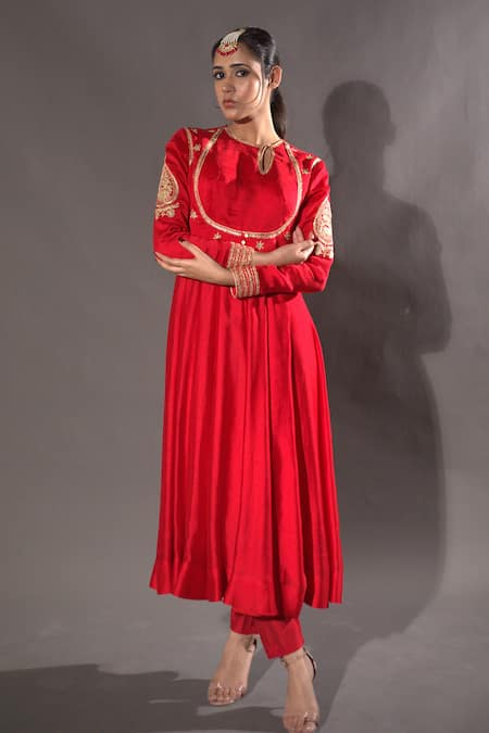 Vikabyarvindampula Embroidered Kurta Pant Set 