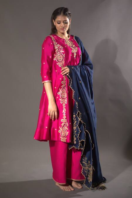 Vikabyarvindampula Fuchsia Chanderi, Crepe, Cotton Sequins Round Hand Embroidered Kurta Pant Set at Aza Fashions Vikabyarvindampula_Fuchsia Chanderi, Crepe, Cotton Sequins Round Hand Embroidered Kurta Pant Set _at_Aza_Fashions