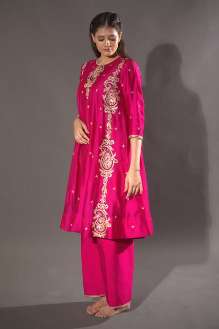 Shop Vikabyarvindampula Fuchsia Chanderi, Crepe, Cotton Sequins Round Hand Embroidered Kurta Pant Set Shop_Vikabyarvindampula_Fuchsia Chanderi, Crepe, Cotton Sequins Round Hand Embroidered Kurta Pant Set