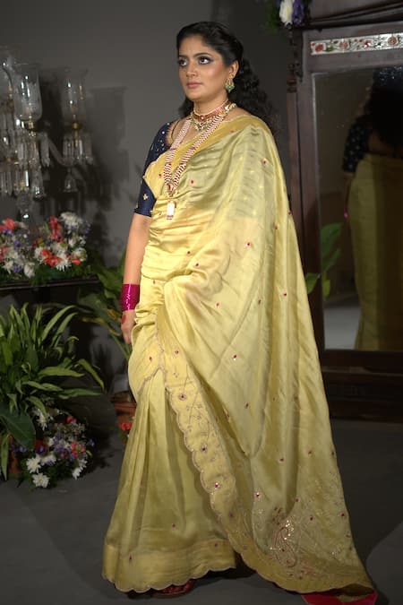 Vikabyarvindampula Embroidered Saree With Blouse 