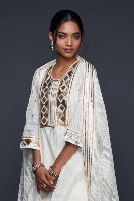 Gulabo By Abu Sandeep Off White Jamdani Embellished Gota Border Dupatta Online at Aza Fashions Gulabo By Abu Sandeep_Off White Jamdani Embellished Gota Border Dupatta _Online_at_Aza_Fashions