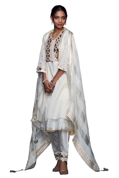 Buy Gulabo By Abu Sandeep Off White Jamdani Embellished Gota Border Dupatta Online at Aza Fashions Buy_Gulabo By Abu Sandeep_Off White Jamdani Embellished Gota Border Dupatta _Online_at_Aza_Fashions