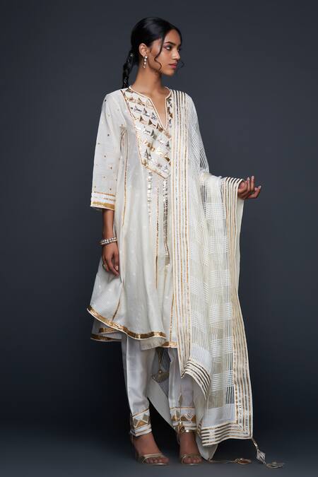 Shop Gulabo By Abu Sandeep Off White Jamdani Embellished Gota Border Dupatta Online at Aza Fashions Shop_Gulabo By Abu Sandeep_Off White Jamdani Embellished Gota Border Dupatta _Online_at_Aza_Fashions