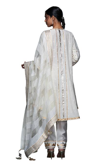 Gulabo By Abu Sandeep Off White Jamdani Embellished Gota Border Dupatta at Aza Fashions Gulabo By Abu Sandeep_Off White Jamdani Embellished Gota Border Dupatta _at_Aza_Fashions