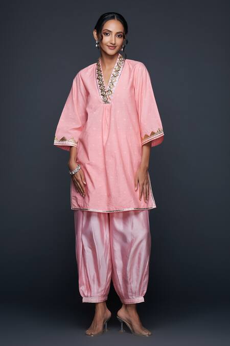 Gulabo By Abu Sandeep Peach Jamdani Embellished Gota V Applique Work Tunic Online at Aza Fashions Gulabo By Abu Sandeep_Peach Jamdani Embellished Gota V Applique Work Tunic _Online_at_Aza_Fashions