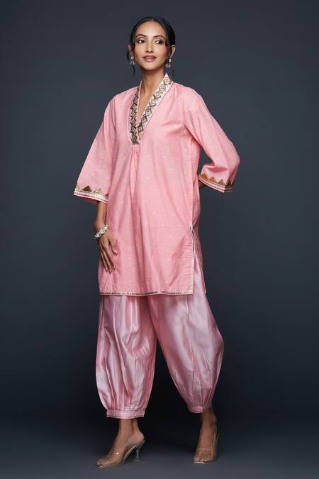 Gulabo By Abu Sandeep Peach Jamdani Embellished Gota V Applique Work Tunic at Aza Fashions Gulabo By Abu Sandeep_Peach Jamdani Embellished Gota V Applique Work Tunic _at_Aza_Fashions