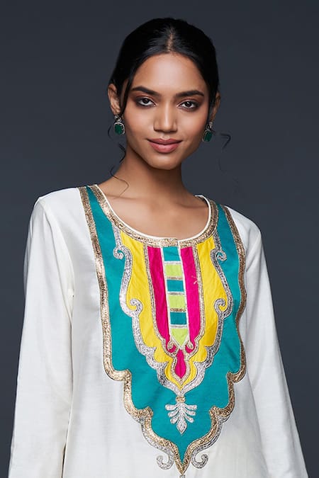 Buy Gulabo By Abu Sandeep Off White Cotton Silk Embroidery Jharokha Round Neck Kurta Online at Aza Fashions Buy_Gulabo By Abu Sandeep_Off White Cotton Silk Embroidery Jharokha Round Neck Kurta _Online_at_Aza_Fashions