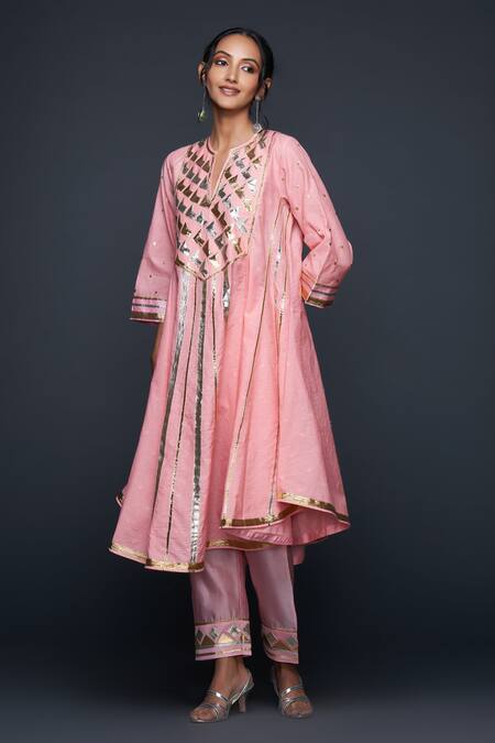 Gulabo By Abu Sandeep Peach Jamdani Embroidered Gota Notched Applique Flared Kurta at Aza Fashions Gulabo By Abu Sandeep_Peach Jamdani Embroidered Gota Notched Applique Flared Kurta _at_Aza_Fashions