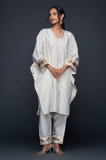 Gulabo By Abu Sandeep White Jamdani Embroidered Gota V Neck Applique Work Kaftan Online at Aza Fashions Gulabo By Abu Sandeep_White Jamdani Embroidered Gota V Neck Applique Work Kaftan _Online_at_Aza_Fashions