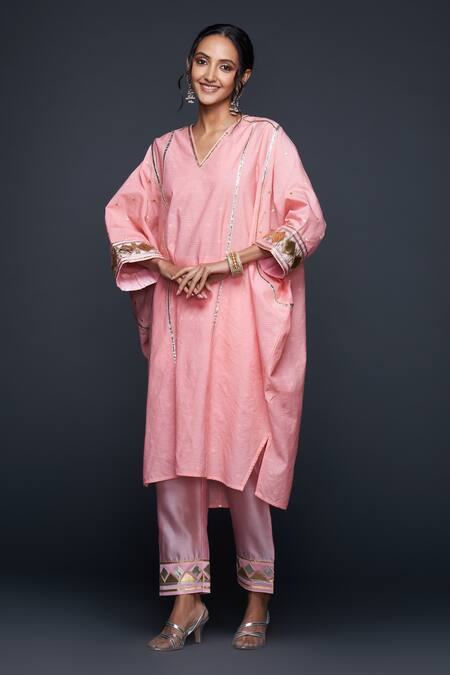 Gulabo By Abu Sandeep Peach Jamdani Embroidered Gota V Neck Applique Work Kaftan at Aza Fashions Gulabo By Abu Sandeep_Peach Jamdani Embroidered Gota V Neck Applique Work Kaftan _at_Aza_Fashions