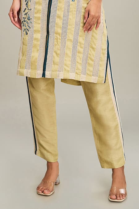 Soup By Sougat Paul Off White Handloom Cotton, Linen Zinnia Applique Work Kurta And Pant Set Online at Aza Fashions Soup By Sougat Paul_Off White Handloom Cotton, Linen Zinnia Applique Work Kurta And Pant Set _Online_at_Aza_Fashions