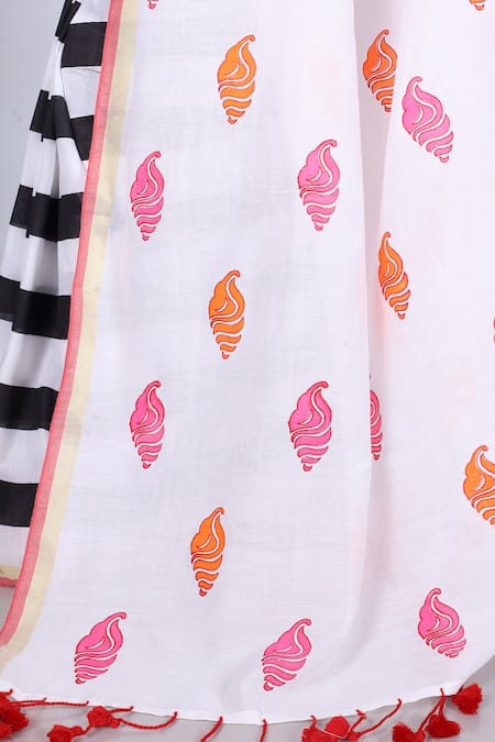 Anita Kanwal White Jersey Embroidery Shell Block Print Saree With Unstitched Blouse Piece Online at Aza Fashions Anita Kanwal_White Jersey Embroidery Shell Block Print Saree With Unstitched Blouse Piece _Online_at_Aza_Fashions