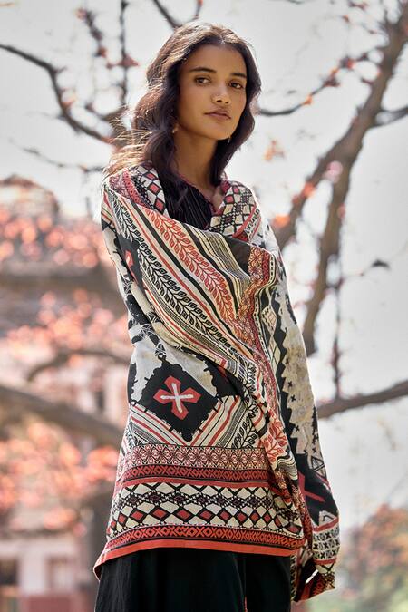 Buy_Saundh_Black Cotton, Muslin, Silk Embroidery Round Neck Bela Pintuck Kurta Set