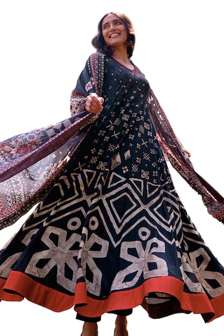 Buy_Saundh_Black , Silk, Muslin, Satin Wafa Geometric Print Anarkali Set _Online_at_Aza_Fashions