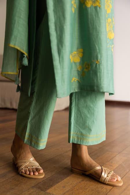 Buy_Vaayu_Green Muslin, Cotton Embroidery, Applique Round Neck Floral Work Kurta Pant Set 