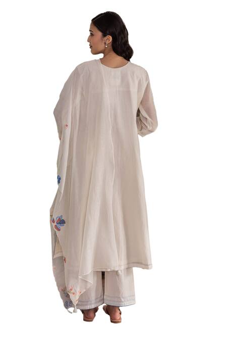 Shop_Vaayu_Off White Muslin, Cotton Applique, Embroidery Floral Work Straight Kurta Set