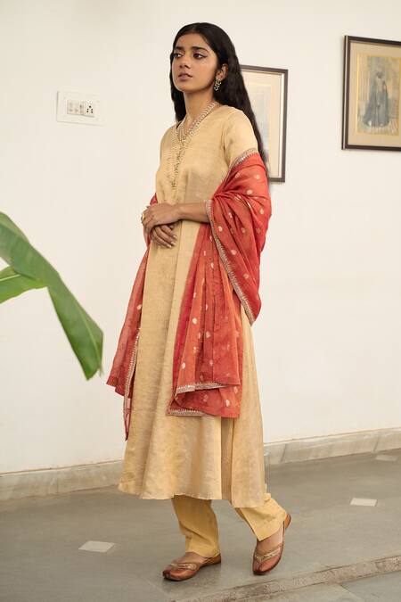 Buy_Apeksha Jain Label_Gold Tissue, Crepe Sequins V-neck Malhar Plain Kurta Pant Set _Online_at_Aza_Fashions