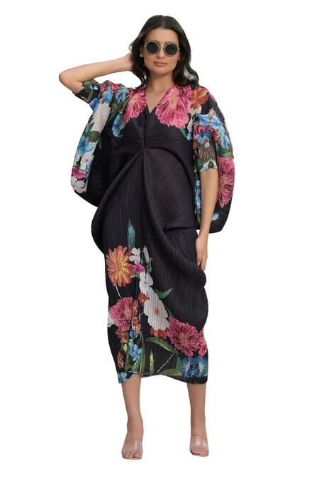 Tasuvure Black Polyester V-neck Kimono Kitsch Botanical Blossom Print Dress Online at Aza Fashions Tasuvure_Black Polyester V-neck Kimono Kitsch Botanical Blossom Print Dress _Online_at_Aza_Fashions