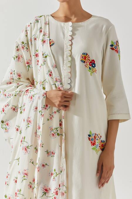 Buy_Label Earthen_Ivory Cotton Embroidery Round Neck Floral Kurta Pant Set 