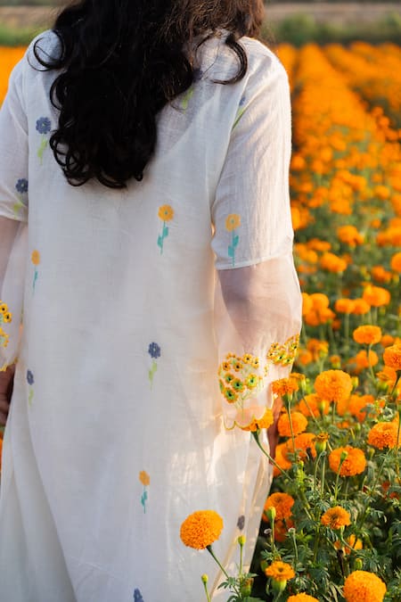 Buy_Label Earthen_Ivory Jacquard Embroidery Split V-neck Floral Kurta And Pant Set _Online_at_Aza_Fashions