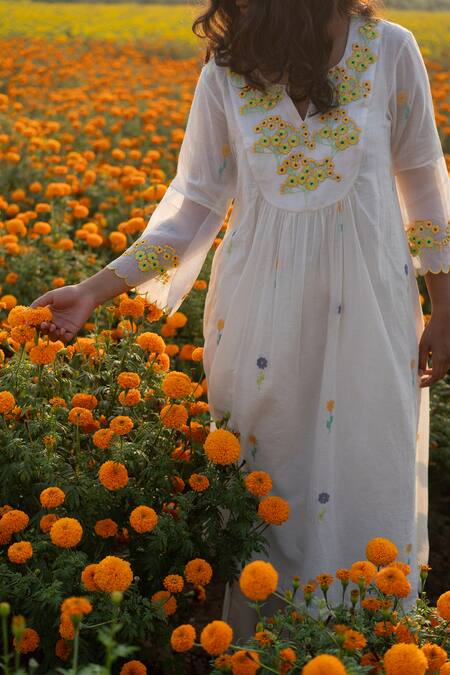 Label Earthen_Ivory Jacquard Embroidery Split V-neck Floral Kurta And Pant Set _at_Aza_Fashions