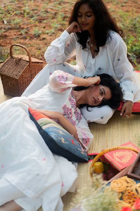 Buy_Label Earthen_Ivory Jacquard Embroidery Split V-neck Floral Kurta And Pant Set _Online_at_Aza_Fashions