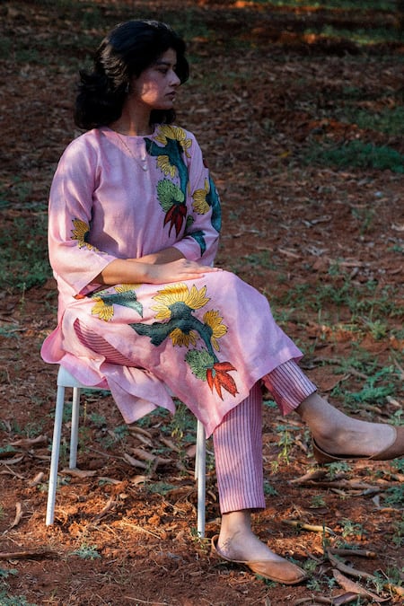 Shop Label Earthen Pink Chanderi Embroidery Round Neck Floral Kurta Pant Set at Aza Fashions Shop_Label Earthen_Pink Chanderi Embroidery Round Neck Floral Kurta Pant Set _at_Aza_Fashions