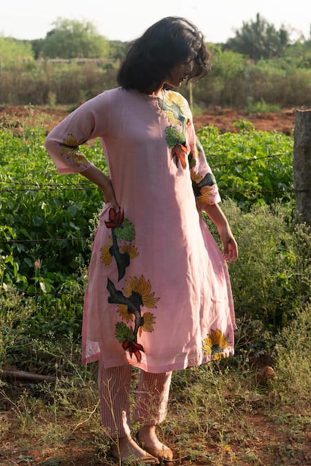 Label Earthen Pink Chanderi Embroidery Round Neck Floral Kurta Pant Set Online at Aza Fashions Label Earthen_Pink Chanderi Embroidery Round Neck Floral Kurta Pant Set _Online_at_Aza_Fashions