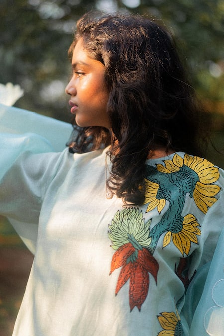 Shop_Label Earthen_Green Chanderi Embroidery Round Neck Floral Work Kurta Pant Set _Online_at_Aza_Fashions