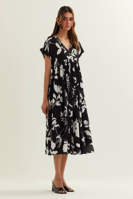 Label Earthen Black Viscose, Silk, Crepe V-neck Bosona Night Lily Print Midi Dress at Aza Fashions Label Earthen_Black Viscose, Silk, Crepe V-neck Bosona Night Lily Print Midi Dress _at_Aza_Fashions