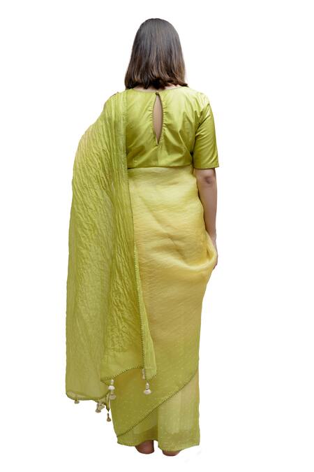 Buy_Naina Jain_Green Organza Tassels, Embroidery V-neck Hand Hem Bandhani Saree With Blouse 