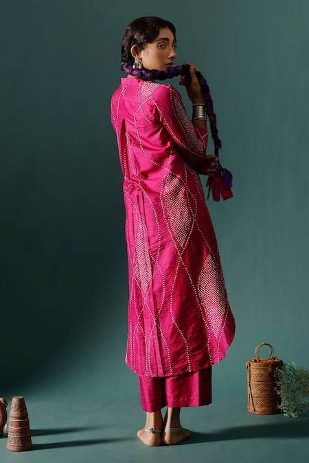 Shop_Naina Jain_Pink Silk Embroidery V-neck Bandhani Maze Pattern Kurta With Pant _at_Aza_Fashions