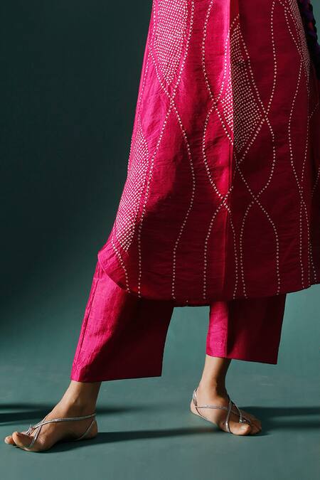 Naina Jain Pink Silk Embroidery V-neck Bandhani Maze Pattern Kurta With Pant Online at Aza Fashions Naina Jain_Pink Silk Embroidery V-neck Bandhani Maze Pattern Kurta With Pant _Online_at_Aza_Fashions