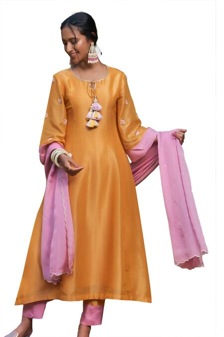 Buy_Megha Pitti_Yellow Organza, Tissue Tassels, Embroidery Keyhole Neck Floral Sleeve Kurta Set _Online_at_Aza_Fashions
