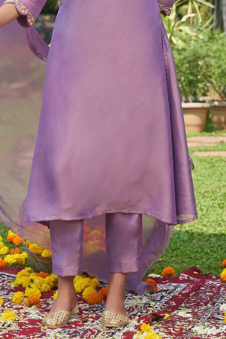 Megha Pitti_Purple Tissue, Satin Embroidery, Zari V-neck Scallop Neckline Kurta Set _Online_at_Aza_Fashions