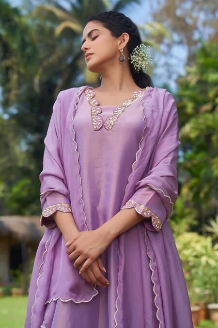 Buy_Megha Pitti_Purple Tissue, Satin Embroidery, Zari V-neck Scallop Neckline Kurta Set 
