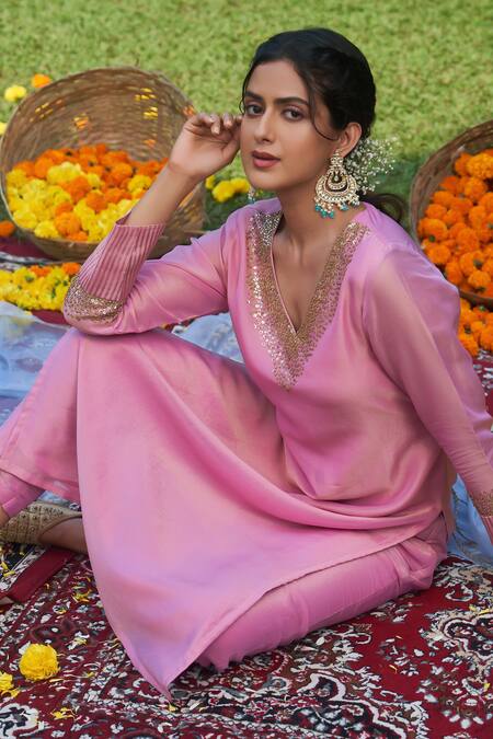 Shop Megha Pitti Pink Tissue, Chanderi Sequins V-neck Neckline Embroidered Kurta Set Shop_Megha Pitti_Pink Tissue, Chanderi Sequins V-neck Neckline Embroidered Kurta Set