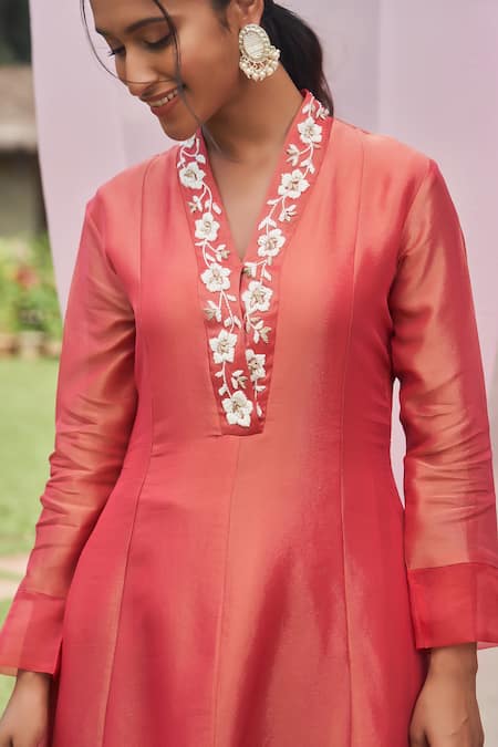 Buy_Megha Pitti_Red Tissue Embroidery, Cut Work V-neck Floral Neckline Anarkali Set 