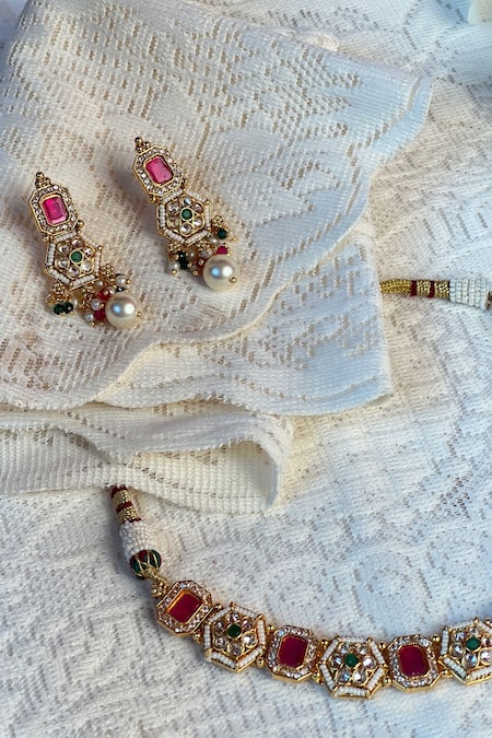 Prestones Hexagon Carved Temple Pendant Choker Set 