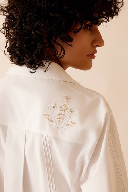 Bunka White Cotton Embroidery Collared Chintz Fleur Top Online at Aza Fashions Bunka_White Cotton Embroidery Collared Chintz Fleur Top _Online_at_Aza_Fashions