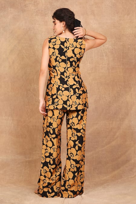 Shop The Right Cut Black Linen, Silk Round Neck Abstract Florets Printed Top And Pant Co-ord Set at Aza Fashions Shop_The Right Cut_Black Linen, Silk Round Neck Abstract Florets Printed Top And Pant Co-ord Set _at_Aza_Fashions