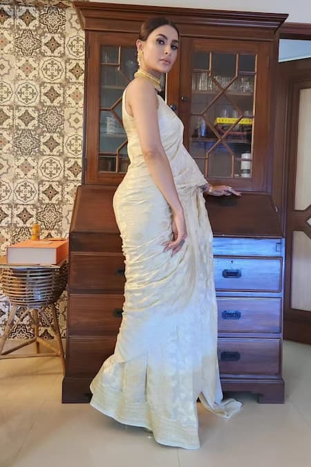 Zal From Benaras_Cream Georgette, Handloom Flower Vine Pattern Saree With Unstitched Blouse Piece _Online_at_Aza_Fashions