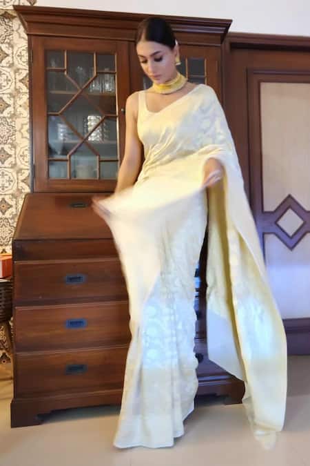 Buy_Zal From Benaras_Cream Georgette, Handloom Flower Vine Pattern Saree With Unstitched Blouse Piece 