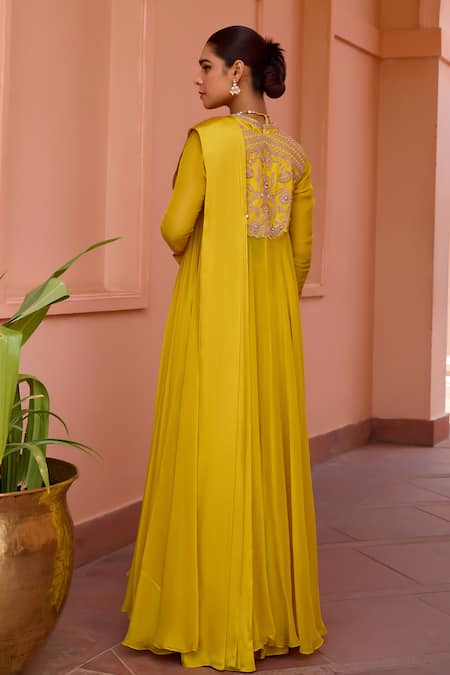 ISHA GUPTA TAYAL Qurbat Pre-Draped Saree Set With Embroidered Cape