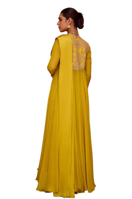 Buy ISHA GUPTA TAYAL Yellow Satin, Organza Embroidery V-neck Qurbat Pre-draped Saree Set With Cape Online at Aza Fashions Buy_ISHA GUPTA TAYAL_Yellow Satin, Organza Embroidery V-neck Qurbat Pre-draped Saree Set With Cape _Online_at_Aza_Fashions