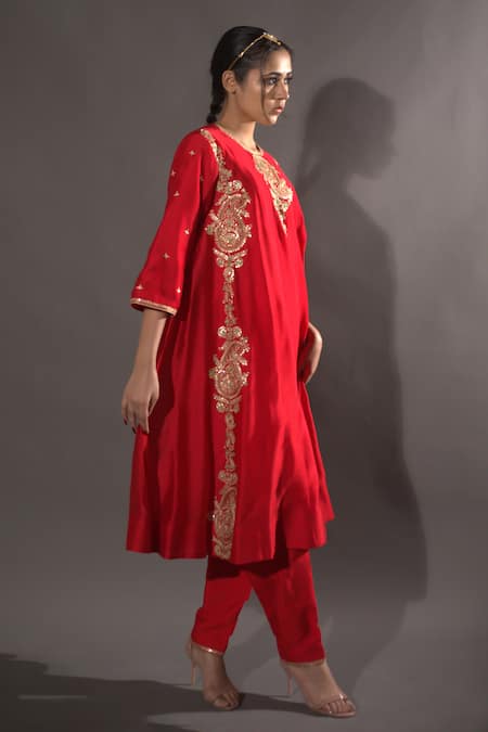 Vikabyarvindampula Embroidered Kurta & Pant Set 