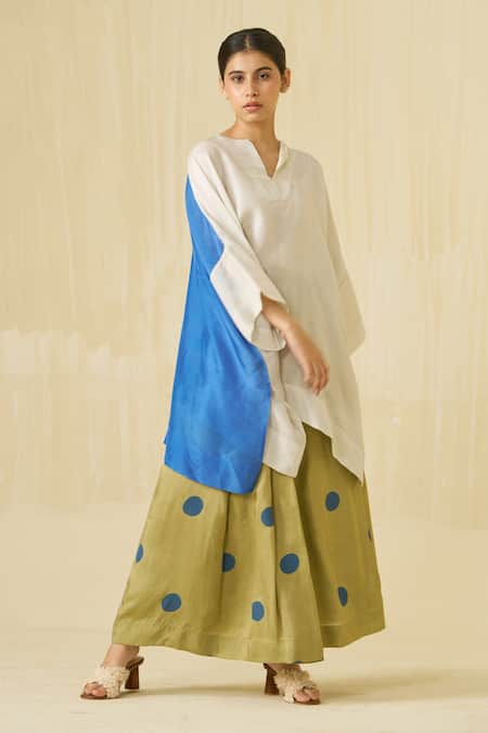 Buy Stoique Silver Silk Split V-neck Penguin Colorblock Top Buy_Stoique_Silver Silk Split V-neck Penguin Colorblock Top