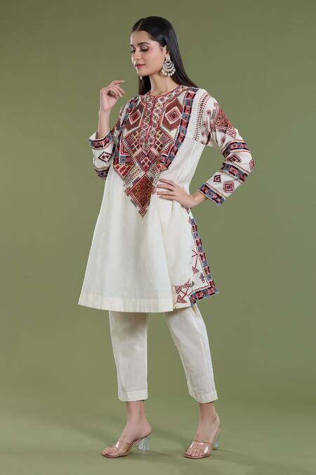 Divya Sheth_Off White Chanderi Sequins, Embroidery Round Neck Geometric Kurta And Pant Set _Online_at_Aza_Fashions