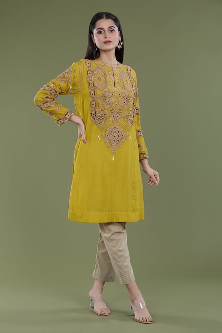 Divya Sheth_Yellow Chanderi Embroidery Round Neck Kurta And Pant Set _Online_at_Aza_Fashions